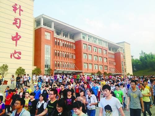 下课后，复读班学生从教学楼走出来。