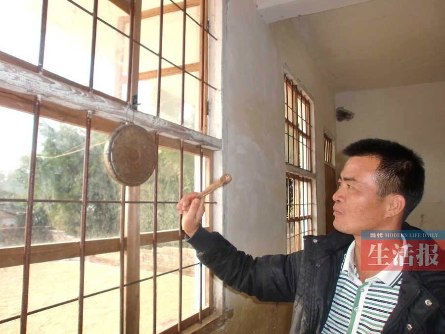 梧州藤县一小学剩1名老师2名学生 不少人旁听(图)