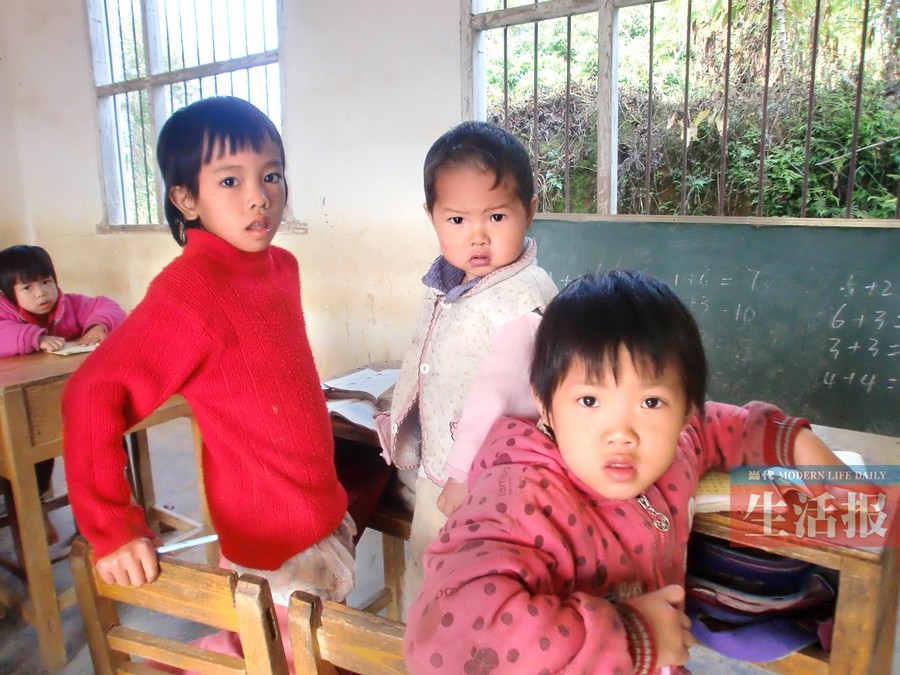 梧州藤县一小学剩1名老师2名学生 不少人旁听(图)