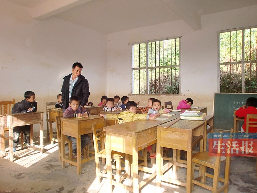 梧州藤县一小学剩1名老师2名学生 不少人旁听(图)